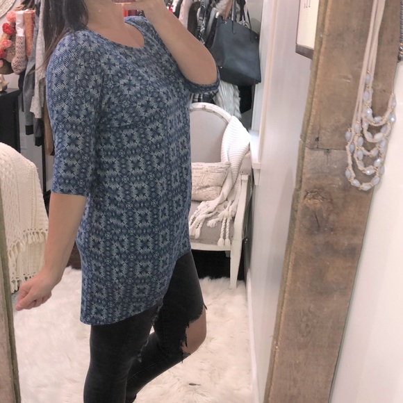LulaRoe size xsmall blue modern print Carlie top - Picture 3 of 4
